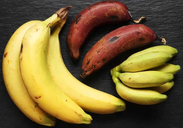 Фотография Трех Сортов Бананов Заднем Плане Пищевых Иллюстраций Лицензионные Стоковые Изображения