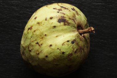 Yemek çizimleri için arkaplandaki tüm Cherimoya meyvelerinin fotoğrafı.