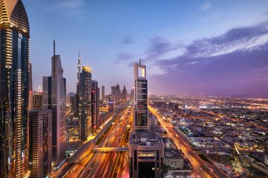 Gün batımında Dubai 'de Şeyh Zized Yolu' nun manzarası
