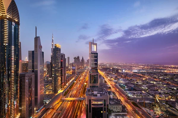 Gün batımında Dubai 'de Şeyh Zized Yolu' nun manzarası