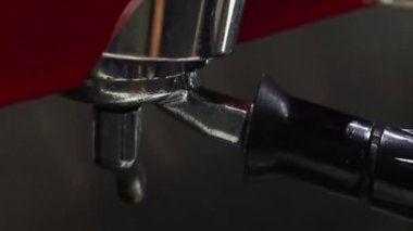 Cappuccino kahvesi hazırlıyorum, eller yukarı.