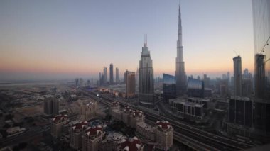 Gün batımında Dubai şehir merkezinin zamanlaması