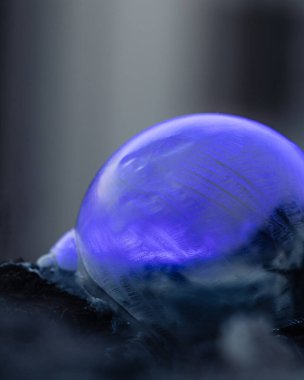 Arkaplan için ahşap bir yapının üzerinde güzel ışık ve renkleri olan donmuş sabun köpüğü.