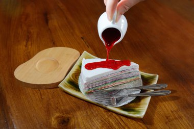 çilek soslu krep pasta