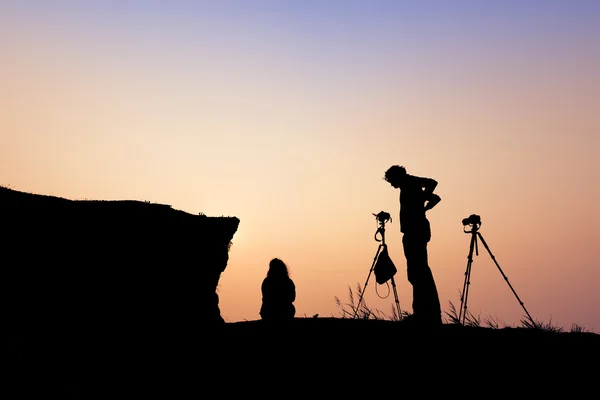 Paar Fotograf Silhouette über phu chee fha mountain backgr — Stockfoto