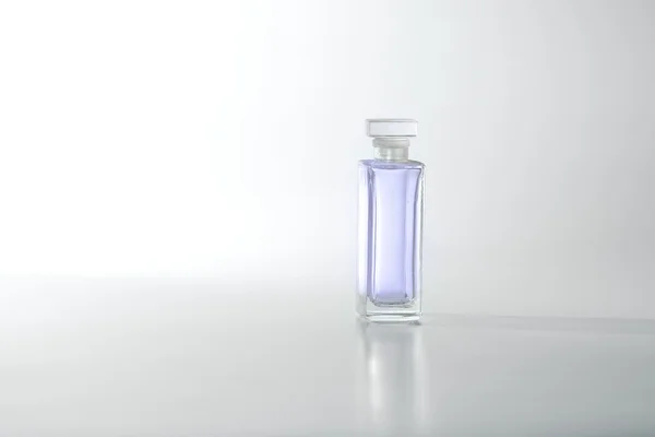 Perfume em embalagem isolada sobre fundo branco — Fotografia de Stock