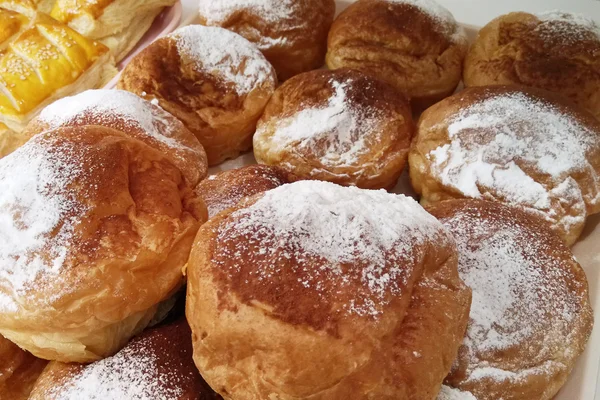 Bread with Icing sugar topping — Stock Photo, Image