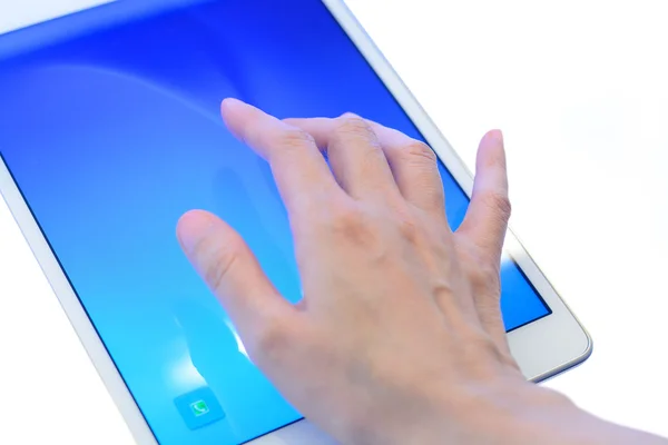 Τα χέρια χρησιμοποιώντας tablet pc με μπλε οθόνη εστίασης στο δάχτυλο δείκτης, — Φωτογραφία Αρχείου