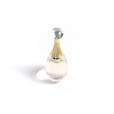 Güzel parfüm şişe izole beyaz arka plan üzerinde