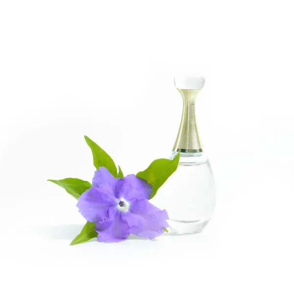 Schönes Parfüm in der Flasche und violette Blume isolieren auf weißem B — Stockfoto