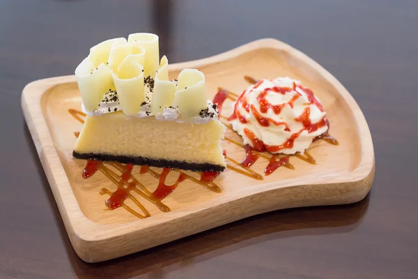 (Десерт) Ванильный сырный торт с начинкой из белого шоколада — стоковое фото