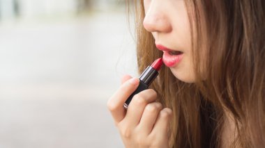 Çekici kadının yüzüne moda kırmızı parçası makyaj dudakları. Ma