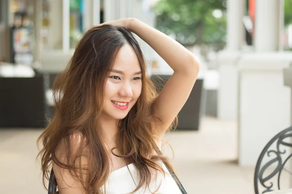Ázsiai szép lány emelés keze magasabb, és tegye kezét feje fölött egy — Stock Fotó