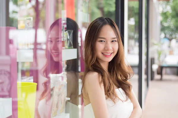 Asiática hermosa chica inclinada espejo y sonrisa — Foto de Stock