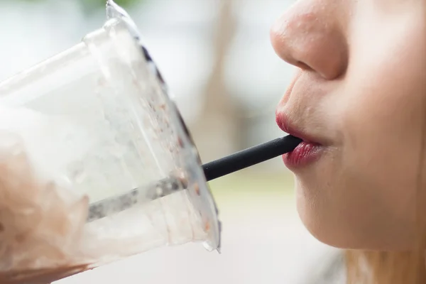 Asyalı kız ve siyah bir kamışla bir c içme closeup dudak