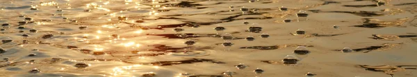 La burbuja y la ola fluyen sobre la superficie del agua como fondo — Foto de Stock