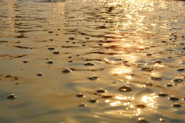 La burbuja y la ola fluyen sobre la superficie del agua como fondo — Foto de Stock