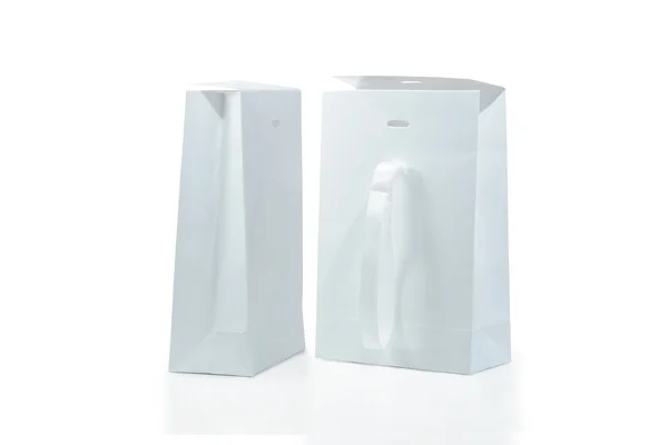 सफेद कागज बैग पैकेज पृष्ठभूमि के रूप में सफेद पर अलग — स्टॉक फ़ोटो, इमेज