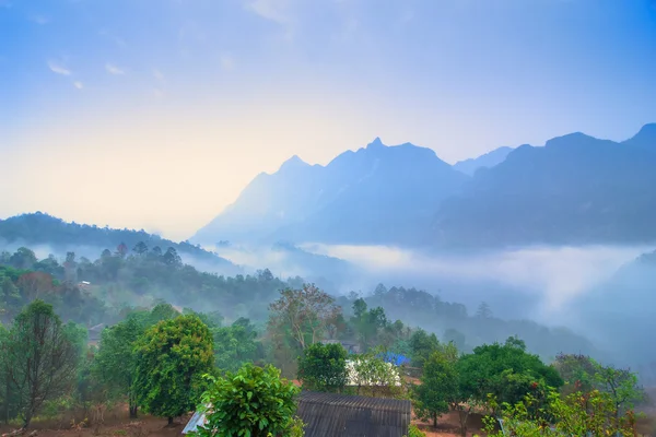 DOI Luang Chiang Dao je topten cestování v sever Thajska, krásná krajina zobrazit jako pozadí — Stock fotografie