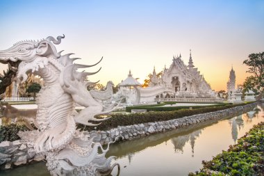 Beyaz Tapınak (Wat rong khun) Tayland'ın en ünlü turizm sitesi