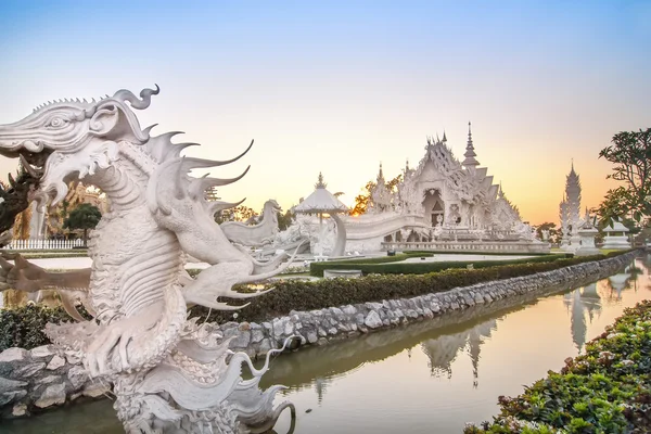 Beyaz Tapınak (Wat rong khun) Tayland'ın en ünlü turizm sitesi