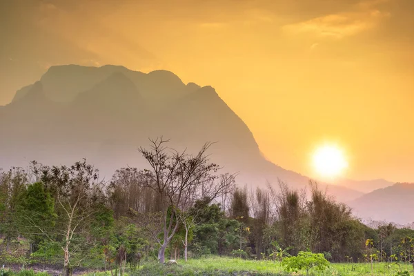 Puesta de sol en Doi Luang Chiang Dao, Chiang Mai como fondo —  Fotos de Stock