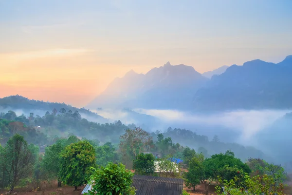 Doi Luang Chiang Dao, Chiang Mai duvar kağıdı arka plan olarak güneş doğarken. — Stok fotoğraf