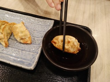 Köfte Japon yemekleri izole beyaz arka plan üzerinde