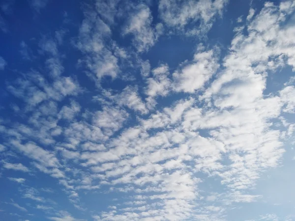 Blauwe lucht en de prachtige wolk als achtergrond — Stockfoto