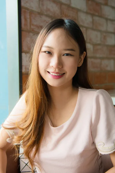 Asyalı kız, o gülümseme olduğunda güzel kadın portre. — Stok fotoğraf