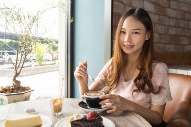 Kahve şeker tarafından bir kaşık kahve Kupası vintage Kupası'nda eski solmuş grunge masanın üzerine dökülür. Rustik tasarım. Retro Dekor elemanları