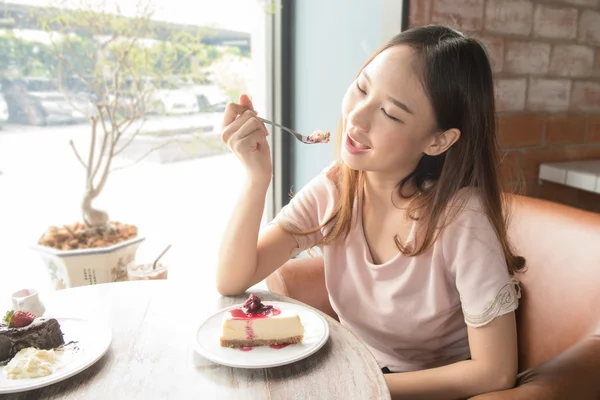 Hermosa mujer asiática disfrutar comiendo . — Foto de Stock
