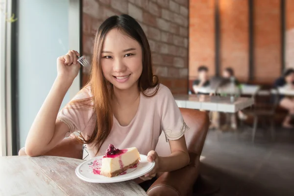 Hermosa mujer asiática sonrisa y disfrutar comiendo como fondo — Foto de Stock