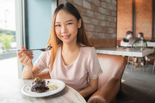 Hermosa mujer asiática disfrutar comiendo . — Foto de Stock