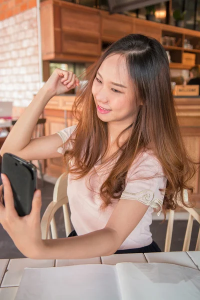 Vacker flicka att göra upp med sin telefon som en spegel — Stockfoto