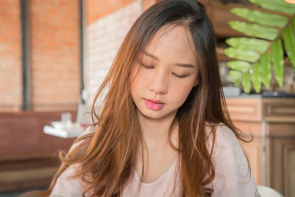 Beautiful young blond woman resting in coffee shop and closing eyes for relaxation — Stock Photo, Image