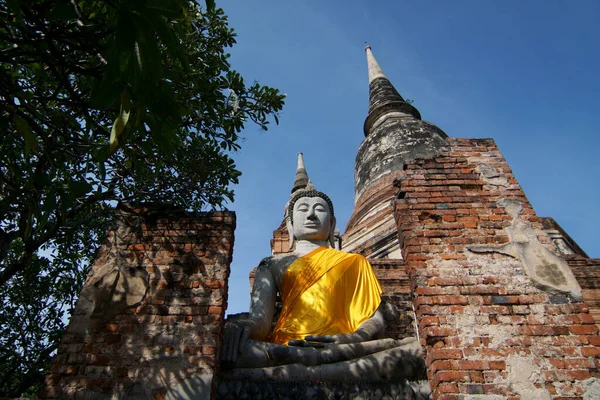 Limestome Βουδιστικό Κράτος Μπροστά Από Παγόδα Στο Wat Yai Chai — Φωτογραφία Αρχείου