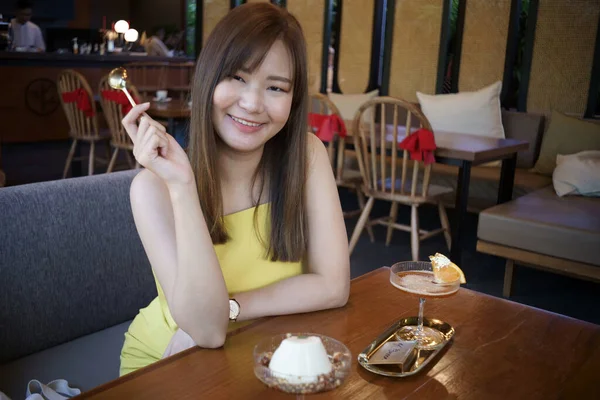 Asiatique Fille Avoir Petit Déjeuner Dans Café — Photo