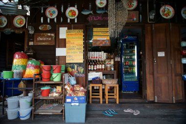 BANGKOK, THAILAND - 07 Şubat 2021: Klong Bang Luang Community, Bangkok, Tayland. Halk ve Klong Bang Luang topluluğu Bangkok Tayland 'ın ünlü yeridir..