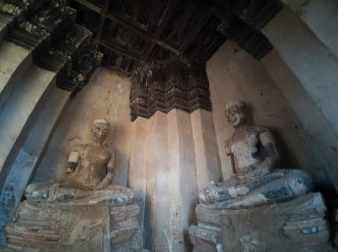 Wat chaiwatthanaram 'daki pagoda çevresindeki antik kum taşı budha, Phra Nakhon Si Ayutthaya Eyaleti' ndeki Tayland Budist tapınağı