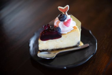 Arkaplan olarak masadaki yaban mersinli cheesecake