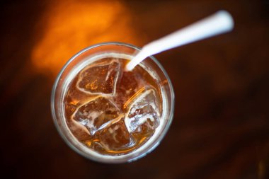 Masada taze americano kahve içeceği var..