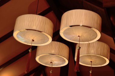 Bir kafede interia tasarıma karşı güzel sıcak lambalar