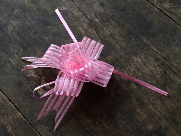 ビンテージ テクスチャ木にピンクの弓 — ストック写真