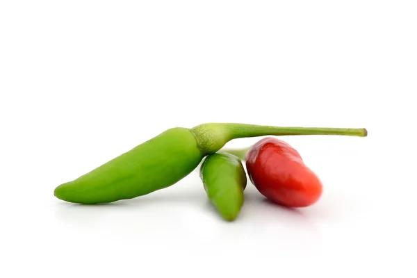 Fresco peperoncino rosso prodotto grezzo su fondo bianco isolato — Foto Stock