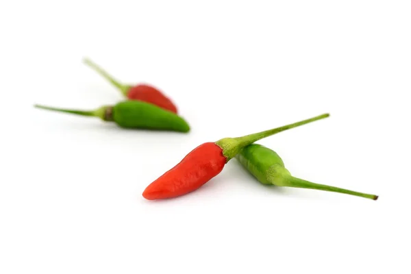 Producto crudo de ajíes rojos frescos sobre fondo blanco aislado —  Fotos de Stock