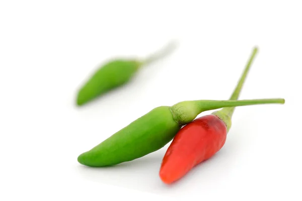 Producto crudo de ajíes rojos frescos sobre fondo blanco aislado —  Fotos de Stock