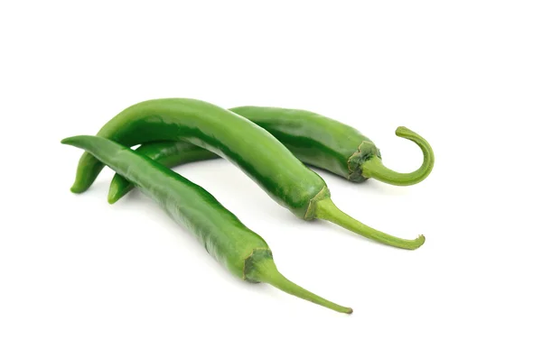 Verse groene chili peppers op een witte achtergrond — Stockfoto