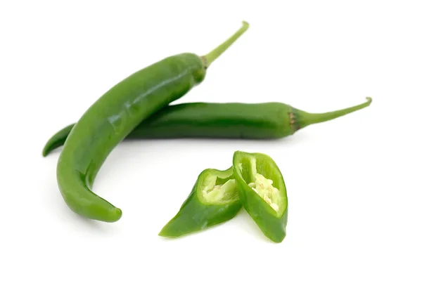 Čerstvé zelené chilli papričky na bílém pozadí — Stock fotografie