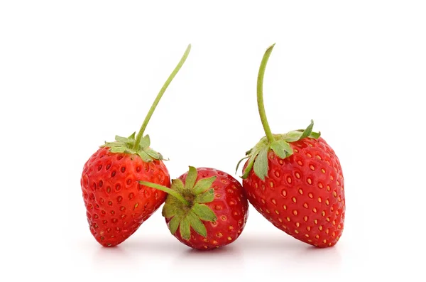 Güzel çilek ve üzerinde beyaz izole yaprakları